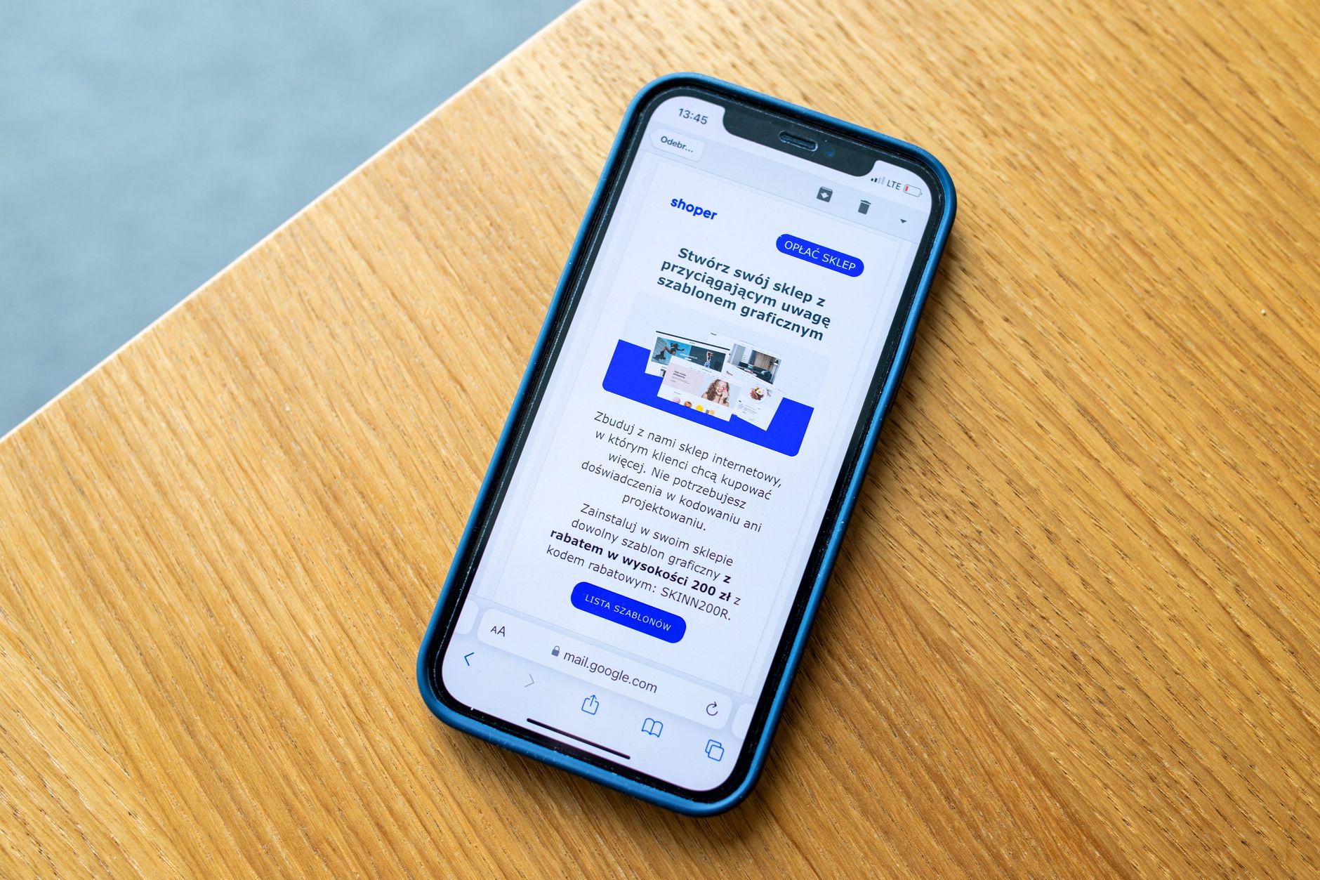 Mobile ecommerce marketing with push notifications on smartphone