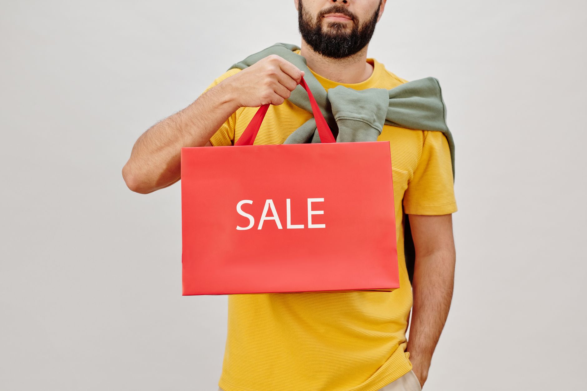 Customer making a purchase online — reducing customer acquisition cost for D2C ecommerce India